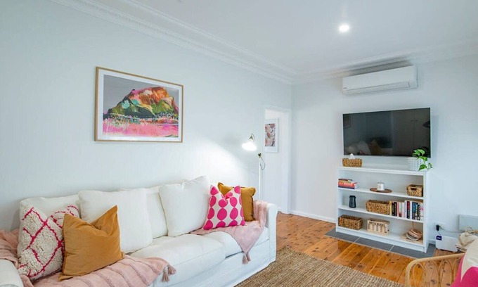 Dubbo House | Cobbora Cottage - Sleek & Stylish, Near Hospital
