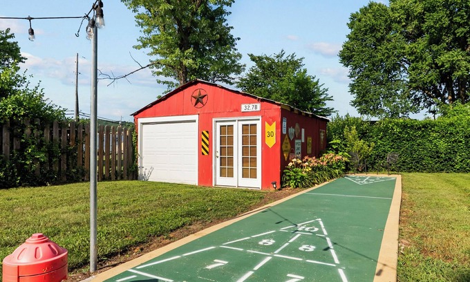Pacific Cottage | Coca Cola Cottage-Stay & Play Near Purina Farms w/private Pet Friendly back yard