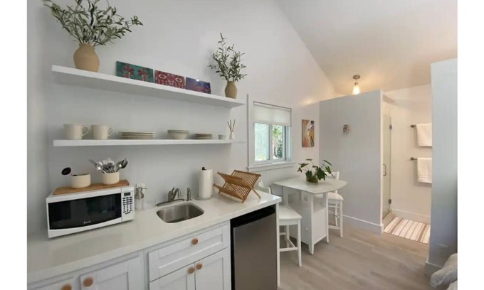 Adelaide House | Coco Cottage - 1BD, 3 min drive to Albany/Lyford