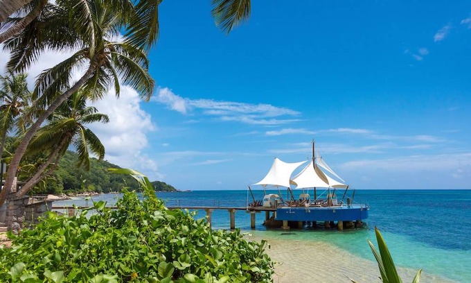 Anse Bois de Rose Hotel | Coco de Mer Hotel and Black Parrot Suites