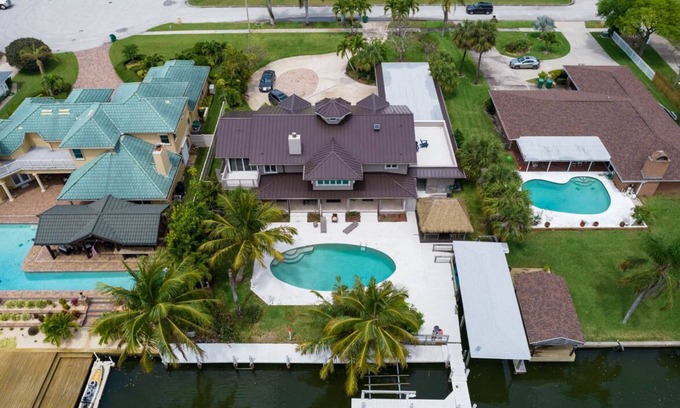 Cocoa Isles House | Coco Sands Riverfront Pool Home w/5 Bedrms - 3 min to the beach