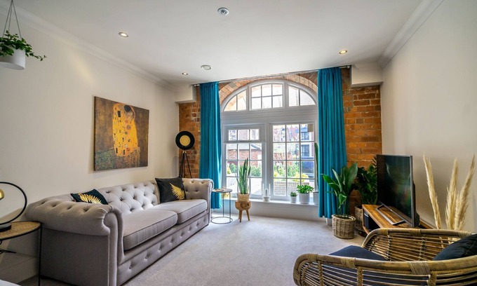 York Apartment | Cocoa Suites 3 - sleeps 2 guests with parking