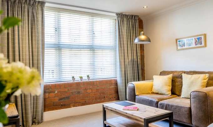 York Apartment | Cocoa Suites 56 - sleeps 2 guests with parking