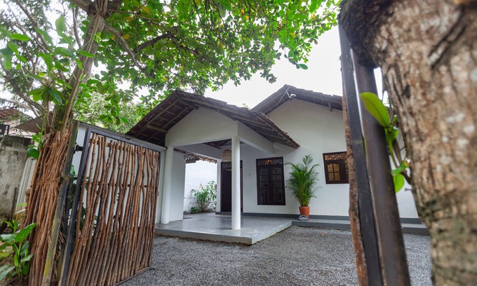 Dickwella Villa | Coconut Cottage is a modern 2 bedroom villa, 150m away from Hiriketiya beach.