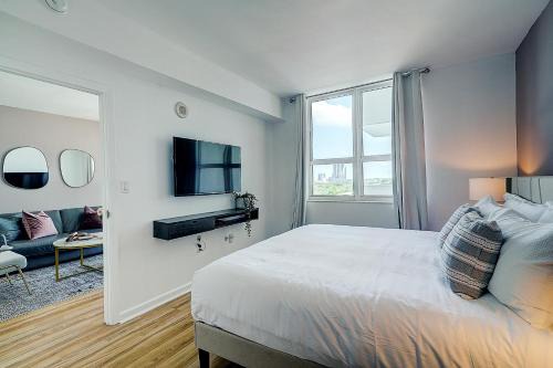 Coconut Grove House | Coconut Grove 1 bedroom condo parking included