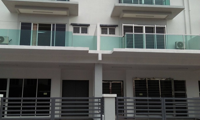 Tanjung Karang House | Coconut HomeStay Tanjong Karang ,Selan. .椰子民宿是渡假的好地方→屋子明亮→客厅和房间很宽阔→是悠庄地方,这里出入方便。