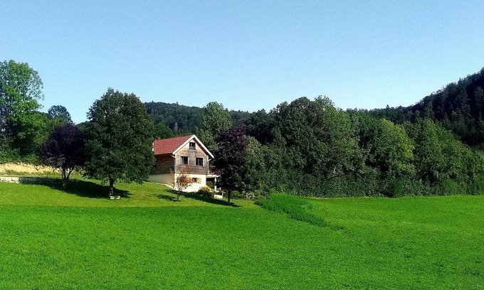Entre-Deux-Monts Ski Chalet | Cocoon chalet surrounded by nature near lakes and waterfalls