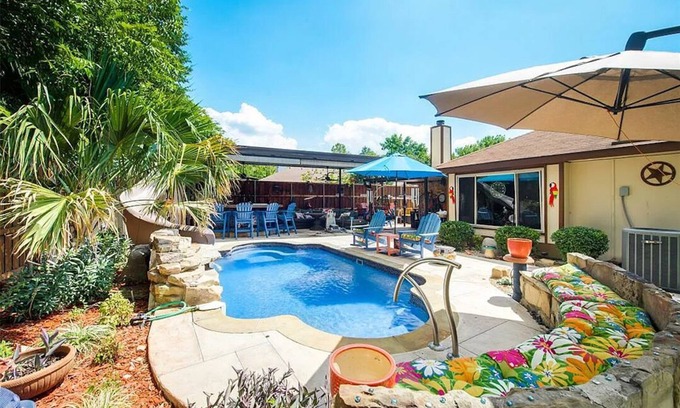 South Arlington House | "Cocos" Pool Water Slide Game Room Piano