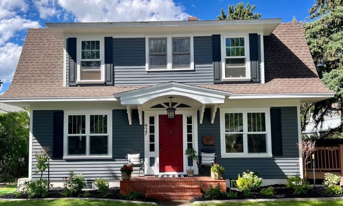 Cody House | Cody's Downtown Den - DOWNTOWN - New listing & Pets Welcomed!