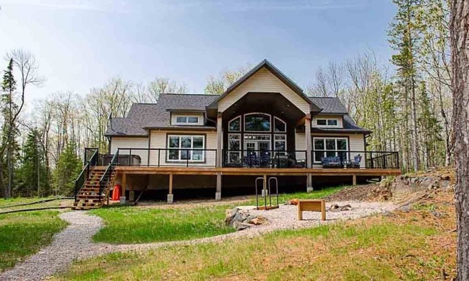 Faraday Cottage | Coe Lake Haus - Newly-Built Luxury Cottage w/Unlimited Wi-Fi, AC, & Watercraft