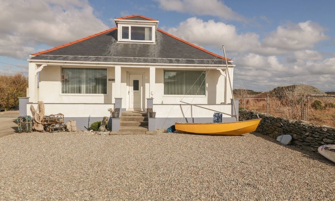 Trearddur Bay Cottage | COED LLAI, pet friendly, country holiday cottage in Trearddur Bay