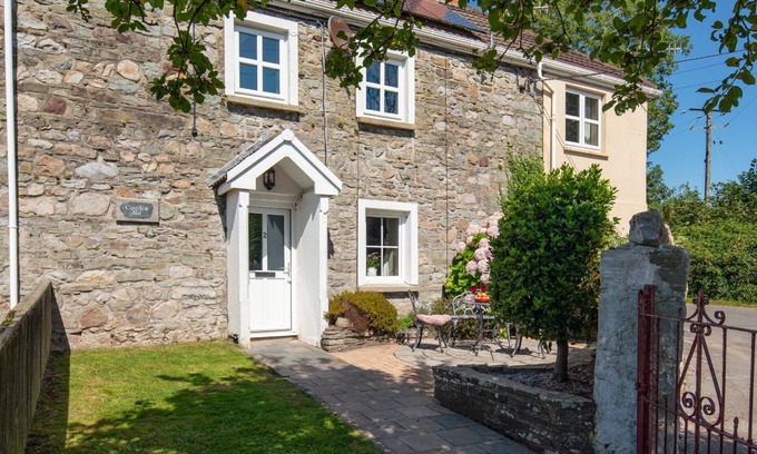 Kidwelly Apartment | Coeden Afal - Sleeps 4