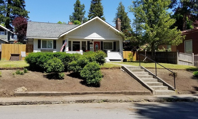 Coeur d'Alene House | Coeur d'Alene's Famous Lakeshore Cottage close to the beach!