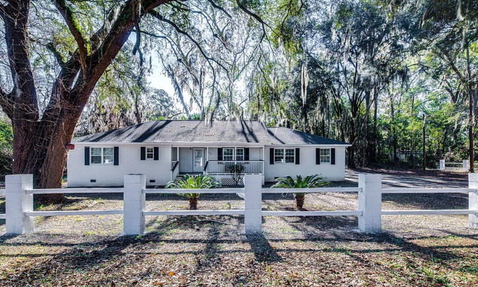 Colonial Oaks House | Coffee Bluff Bungalow near Marina