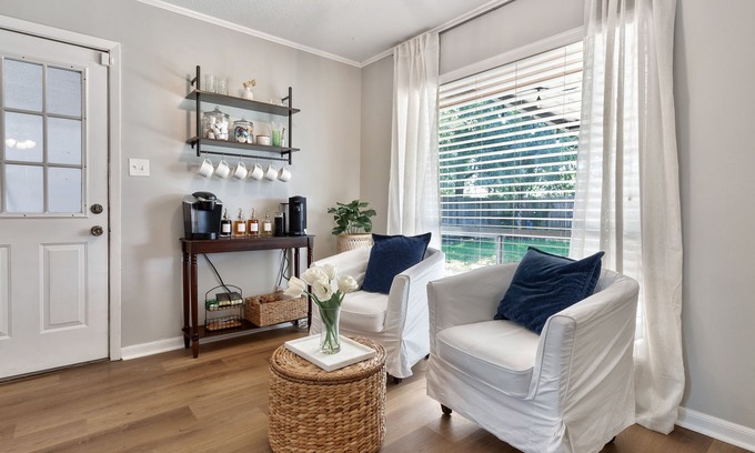 Lake Charles House | Coffee lovers dream- 5 min to casinos near shopping, restaurants & more!