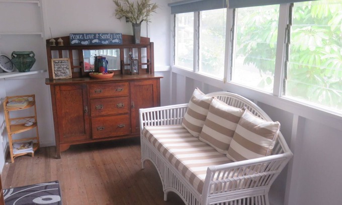 Arakoon House | COL'S COTTAGE - 300 METRES TO THE BEACH