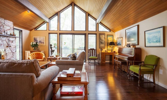 North Saanich Apartment | Cole's Bay Vacation Retreat Library Room