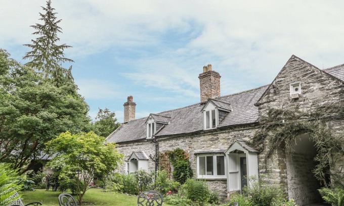 Corwen Cottage | COLLEGE COTTAGE, family friendly, character holiday cottage in Corwen