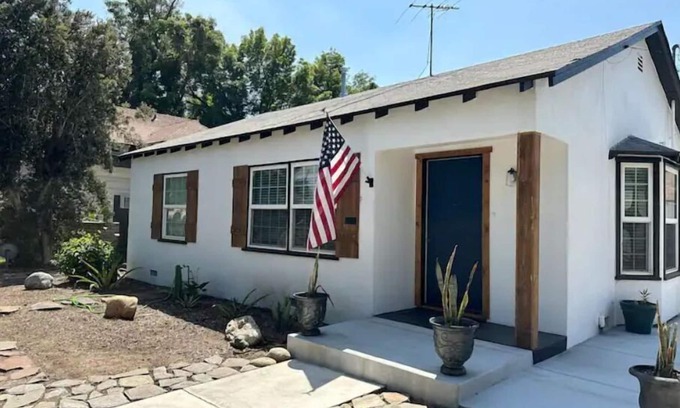 Bonita House | College Cottage