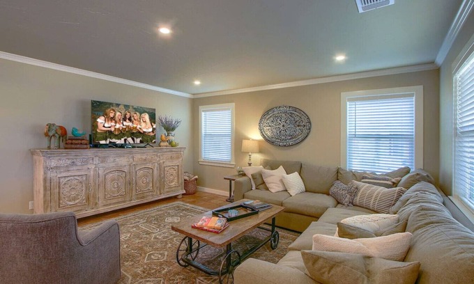 Fredericksburg House | College St. Retreat - German style Sunday House