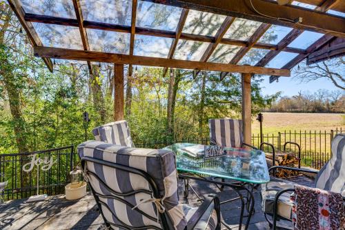 Wellborn House | College Station Getaway with Hot Tub and Courtyard!