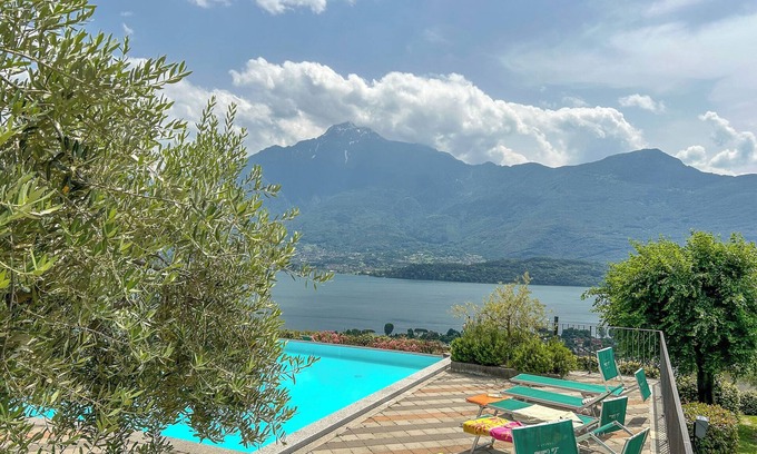Vercana Apartment | Collina Nocciola Holiday Apartment with Pool