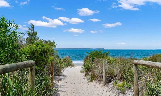 Vincentia House | Collingwood - 4BR modern beachfront holiday home