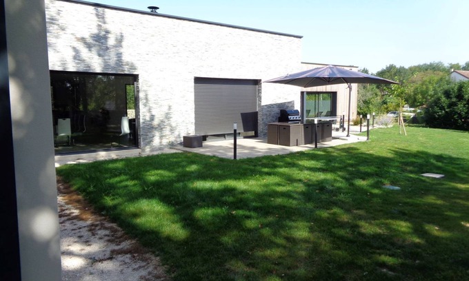Collonges-la-Rouge Villa | Collonges-la-rouge, Villa Avec Piscine Intérieure Chauffée