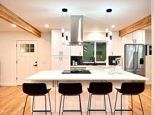 Marysville House | Colochas Home A Forest Haven