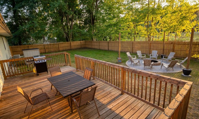 Paw Paw Lake House | Coloma Michigan Retreat: Walk to Paw Paw,Fire Pit,10min to Beach, Wineries