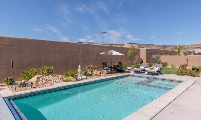 St. George House | Colombia Retreat at the Ledges Golf Course *Private Pool & Hot Tub*