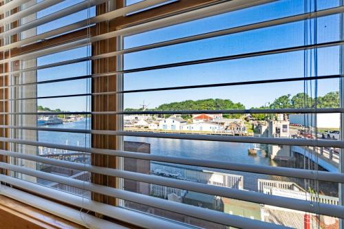 South Haven House | Colonial 1 - studio apartment overlooking the Black River