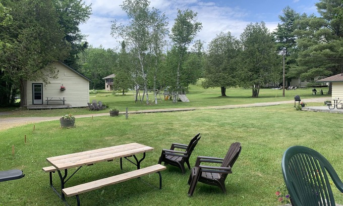 Lake of Bays Hotel | Colonial Bay Motel and Cottages