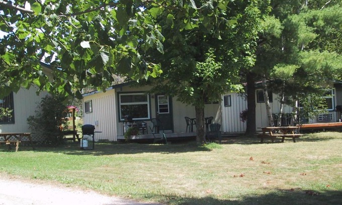 Lake of Bays Hotel | Colonial Bay Motel and Cottages