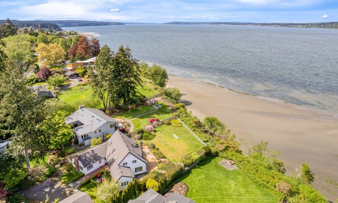 Langley House | Colonial by the Sea - House on the Bluff