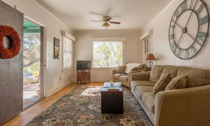 Atascadero House | Colonial Cottage Getaway