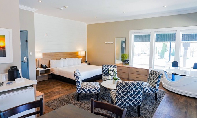 Grand Bend Hotel | Colonial Hotel & Suites - Executive Jacuzzi Suite
