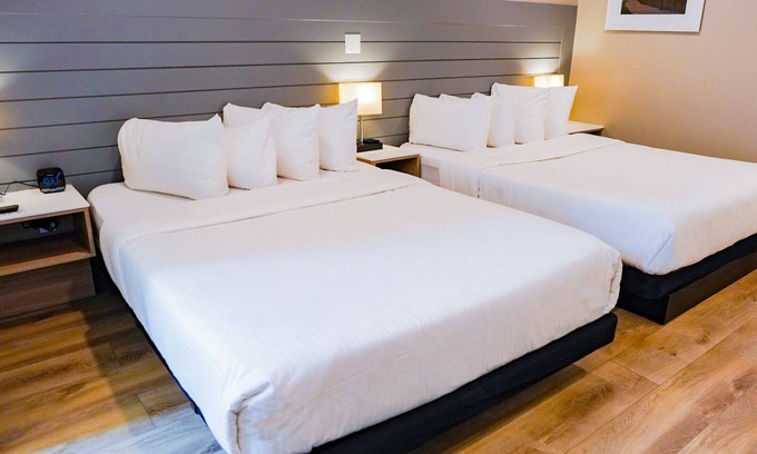 Grand Bend Hotel | Colonial Hotel & Suites - Triple Queen