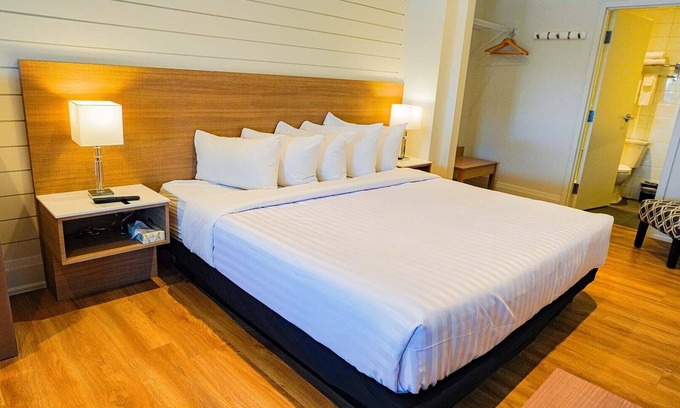 Grand Bend Hotel | Colonial Hotel & Suites - Standard King