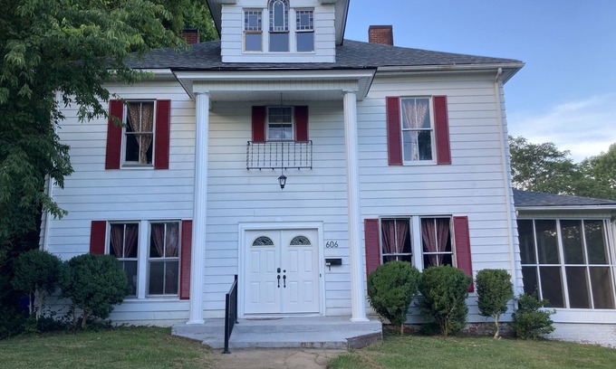 North Wilkesboro House | Colonial house in downtown N Wilkesboro NC with fireplace