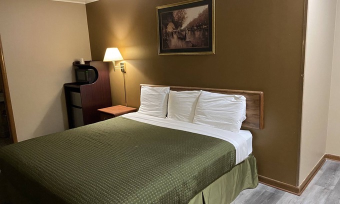 Dyersville Hotel | Colonial Inn Dyersville