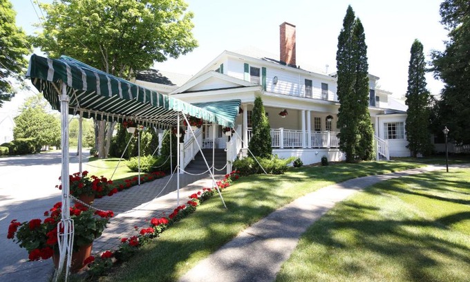 Harbor Springs Hotel | Colonial Inn Harbor Springs