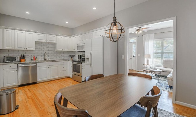 Earlewood House | Colonial Life, Downtown, Dogs, 1G Wi-fi, Health Professionals