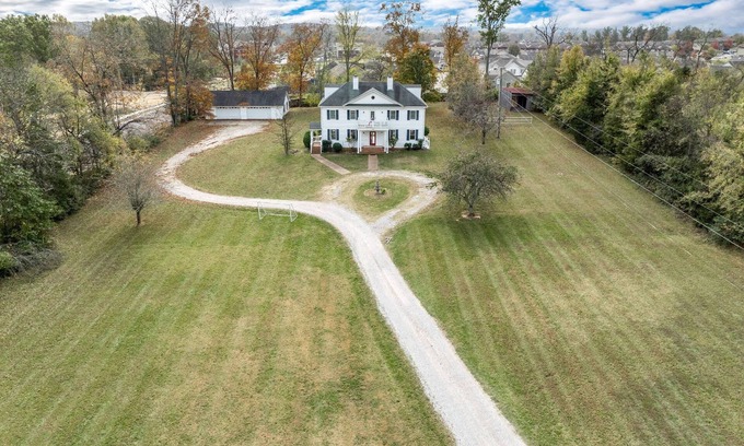 Spring Hill House | Colonial Manor ~ Family Estate ~ Over 5 Private Acres ~ Easy 30 min drive to Nashville or Franklin