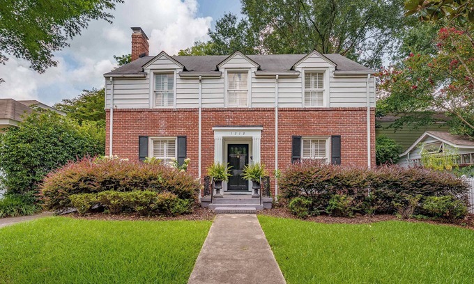 Forest Lake House | Colonial on 15th - Walk to Campus- 3BR 3BA- 5 TVs