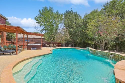 Saginaw House | Colonial Style Retreat ft Pool Cinema jacuzzi