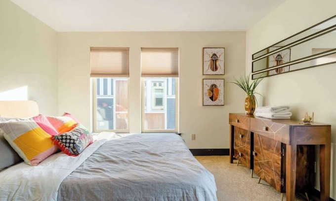Belmont House | Color Splash - Fast WiFi - Heart of Hawthorne