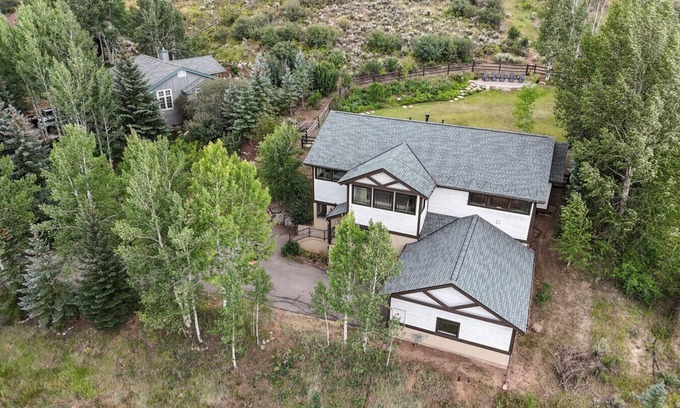 Edwards House | Colorado Mountain Getaway – 5BR/3BA, Hot Tub, Near Vail