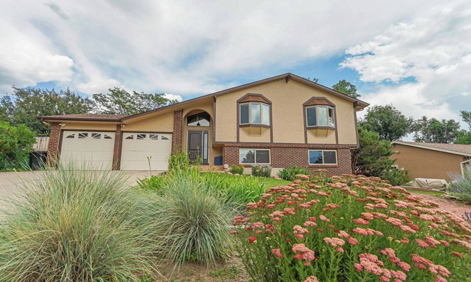 Northeast Colorado Springs House | Colorado Retreat-King-Pikes Peak View-Foosball
