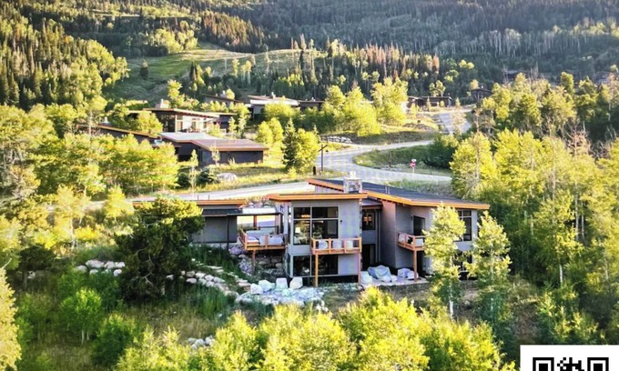 Silverthorne House | Colorado Rocky Mountain Private Retreat 5BR - Bonus Guest House!